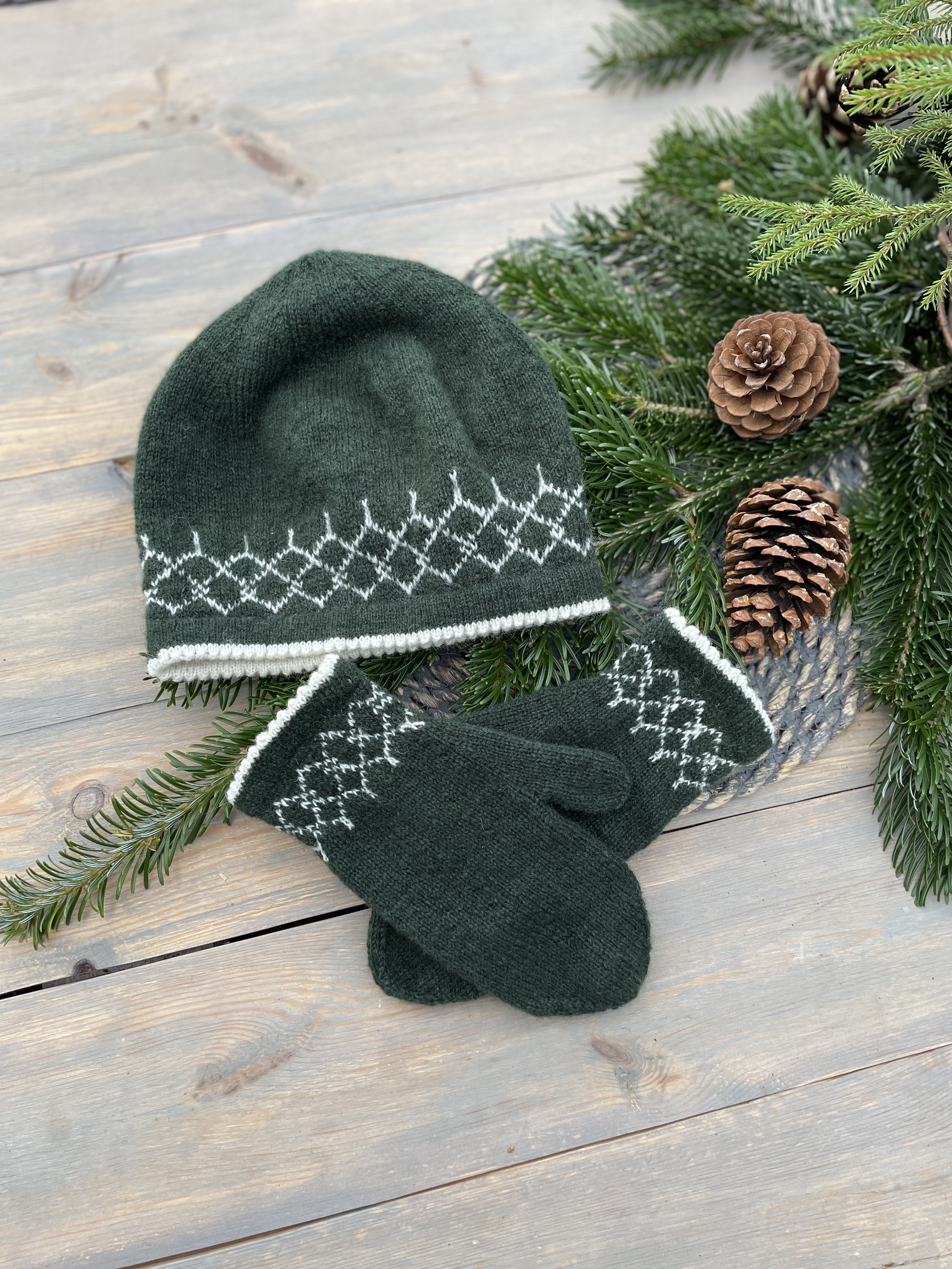 Knitting pattern Avelsås Hönsgårdsmössa och vantar-swe - 2
