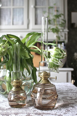 Fotogenlampa, färgat glas, rosa