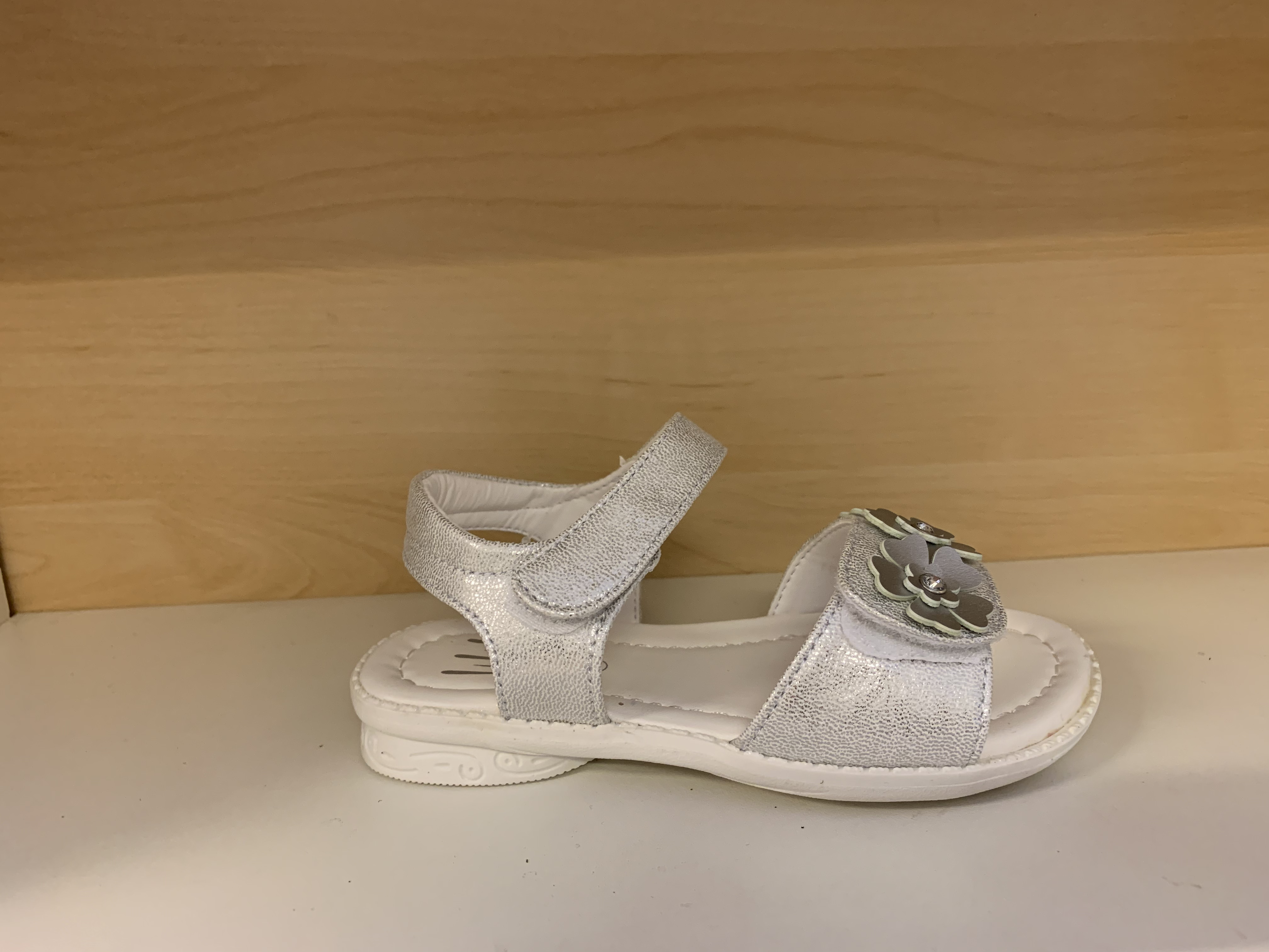 Barnsandal med kardborband både över vristen och foten. Silver och vit. - 3