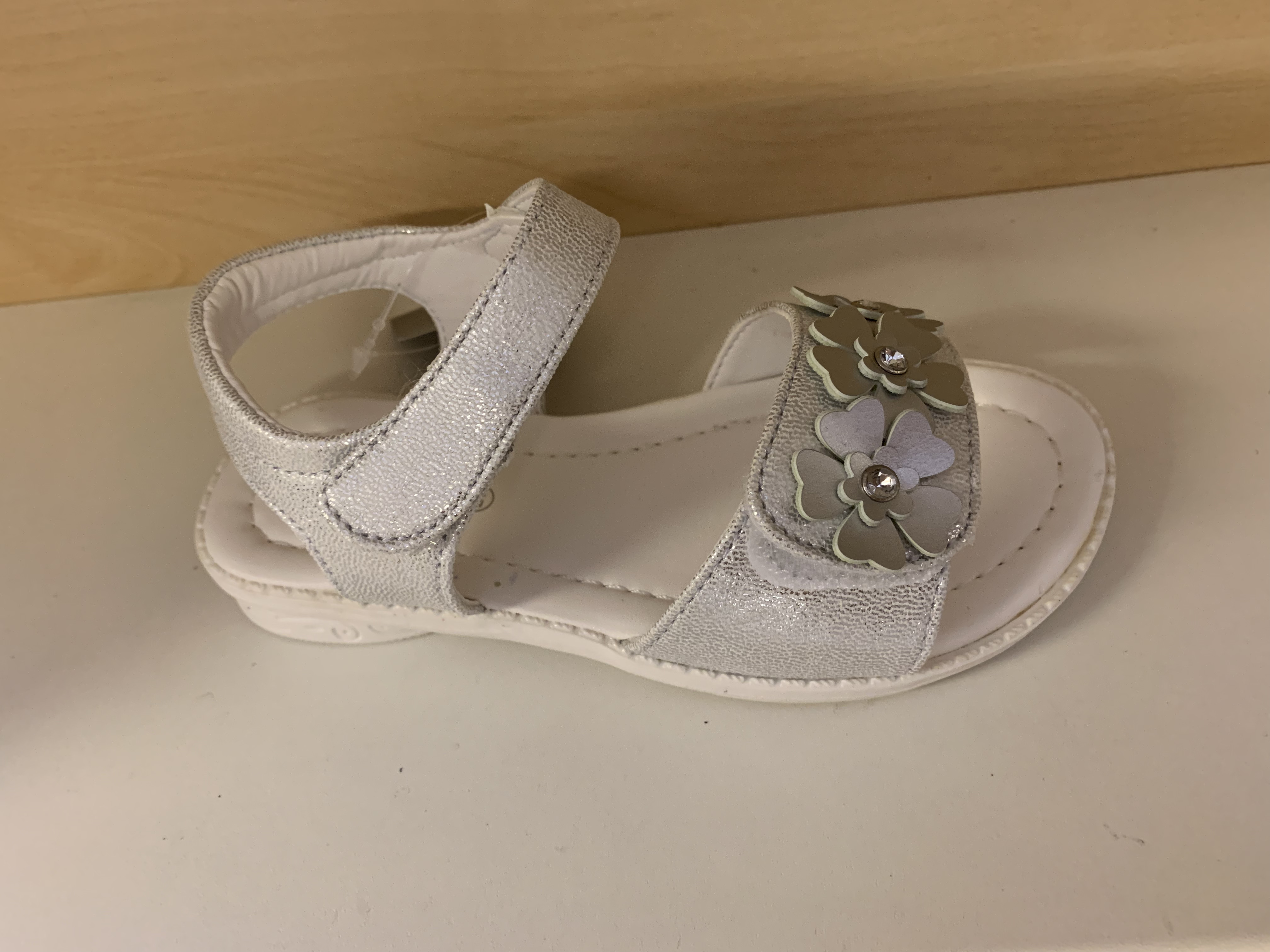 Barnsandal med kardborband både över vristen och foten. Silver och vit. - 2