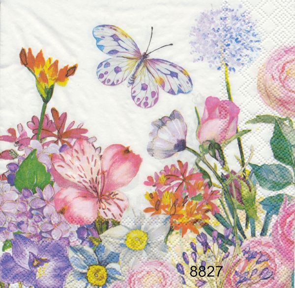 Blandade blommor med fin fjäril