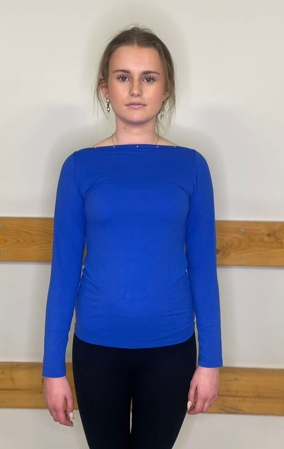 Långärmad blå topp från Bolero med flätmönster i ryggen och kristaller - 2