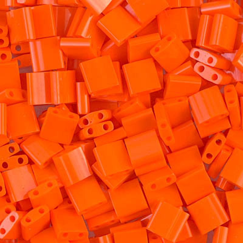 Miyuki Tila glaspärlor i färgen Opaque Orange TL0406, fyrkantiga 5x5 mm pärlor med två hål, visade i närbild.