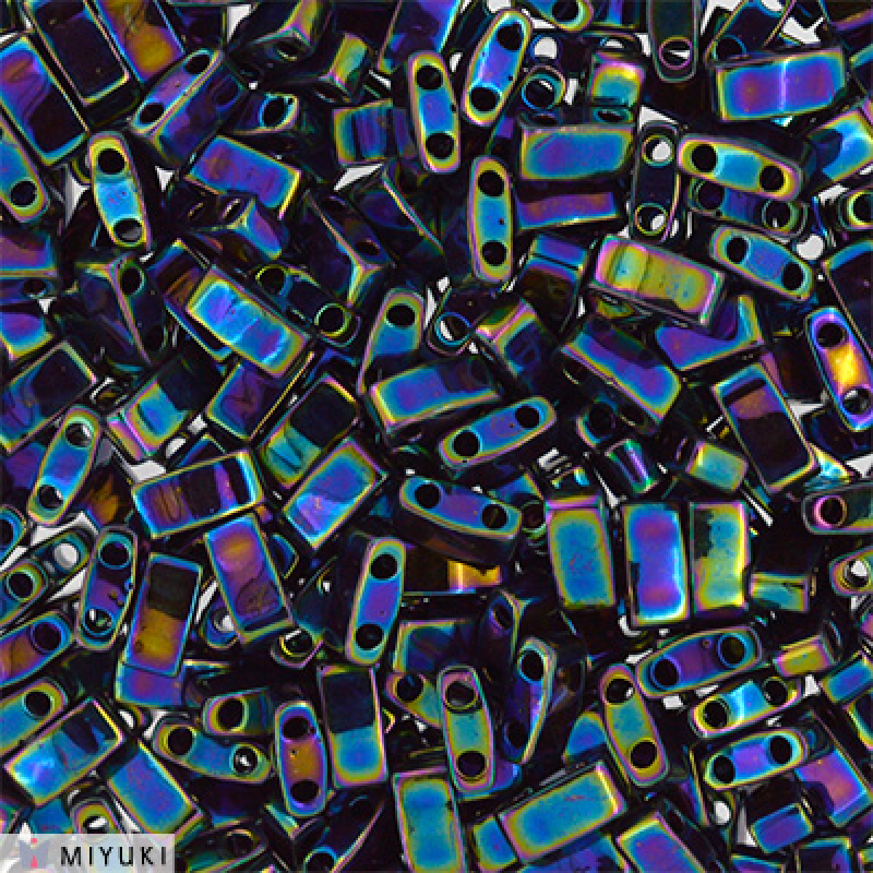 Miyuki Tila glaspärlor i färgen Metallic Variegated Blue Iris TL0455, fyrkantiga 5x5 mm pärlor med två hål, visade i närbild.
