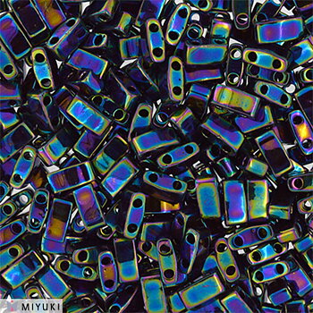 Miyuki Tila glaspärlor i färgen Metallic Variegated Blue Iris TL0455, fyrkantiga 5x5 mm pärlor med två hål, visade i närbild.