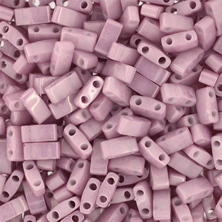 Miyuki Half Tila glaspärlor i färgen Picasso Opaque Antique Rose Luster (HTL0599 ), rektangulära 5x2,5 mm pärlor med två hål, visade i närbild