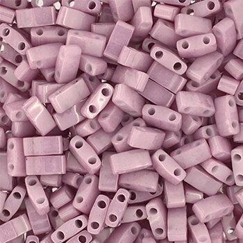 Miyuki Half Tila glaspärlor i färgen Picasso Opaque Antique Rose Luster (HTL0599 ), rektangulära 5x2,5 mm pärlor med två hål, visade i närbild