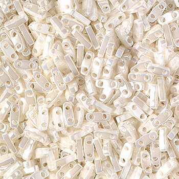Miyuki Quarter Tila glaspärlor i färgen Antique Ivory Pearl CeylonQTL0592, rektangulära 5x1,2 mm pärlor med två hål, visade i närbild.