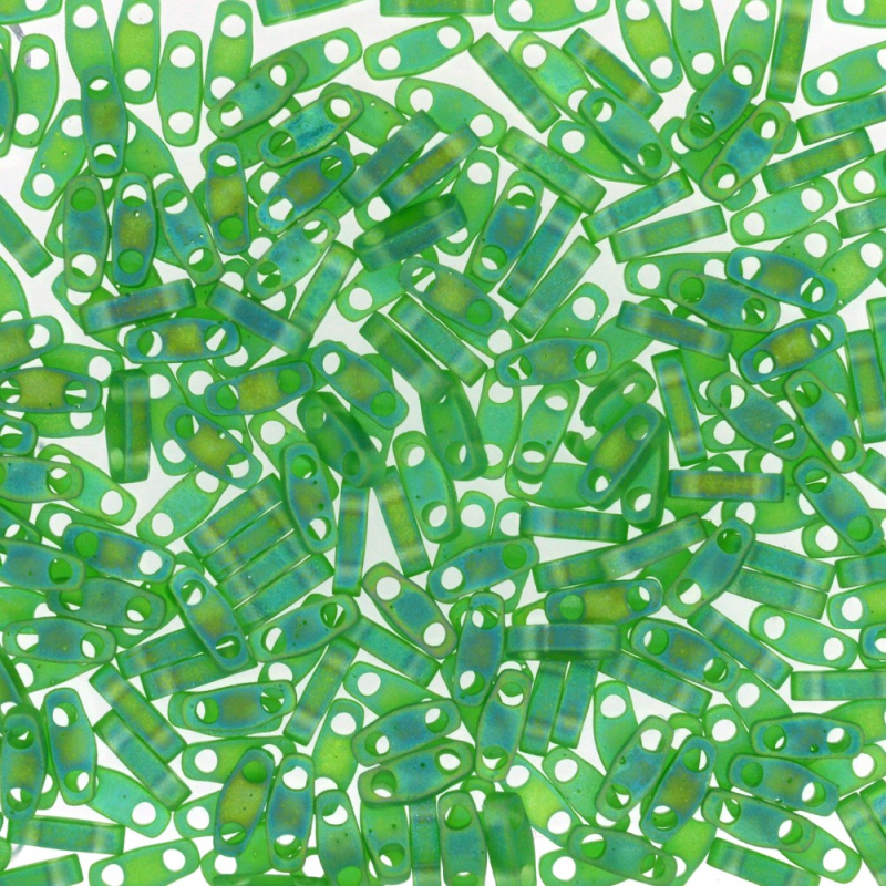 Miyuki Quarter Tila glaspärlor i färgen Matted Transparent Green AB QTL0146 , rektangulära 5x1,2 mm pärlor med två hål, visade i närbild.