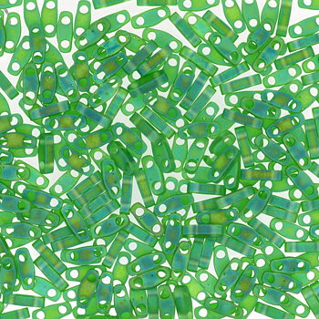 Miyuki Quarter Tila glaspärlor i färgen Matted Transparent Green AB QTL0146 , rektangulära 5x1,2 mm pärlor med två hål, visade i närbild.