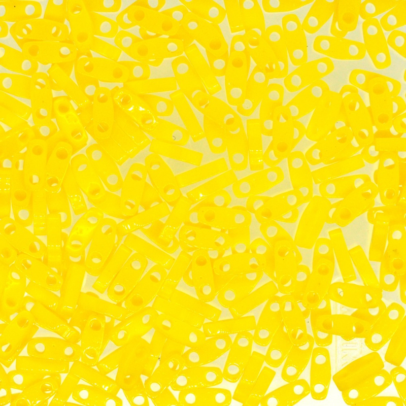 Miyuki Quarter Tila glaspärlor i färgen Opaque Yellow (QTL0404), rektangulära 5x1,2 mm pärlor med två hål, visade i närbild.
