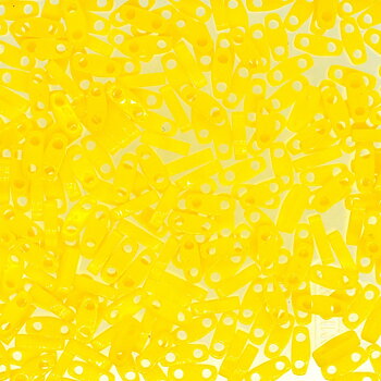 Miyuki Quarter Tila glaspärlor i färgen Opaque Yellow (QTL0404), rektangulära 5x1,2 mm pärlor med två hål, visade i närbild.