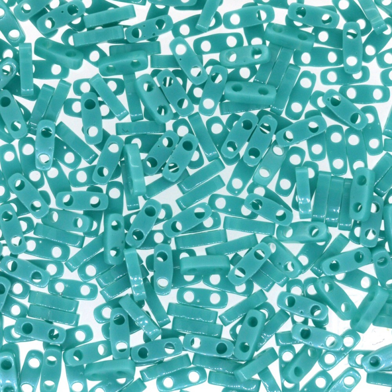 Miyuki Quarter Tila glaspärlor i färgen Opaque Turquoise Green QTL0412, rektangulära 5x1,2 mm pärlor med två hål, visade i närbild.