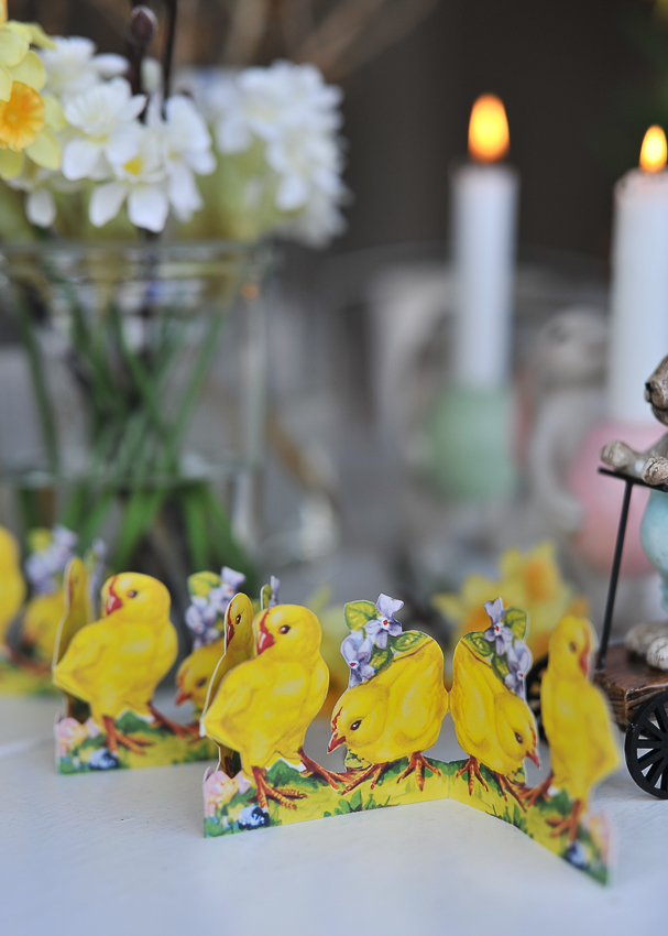 Paper garland Chickens - Old-fashioned Easter decoration - 67x6.5 cm