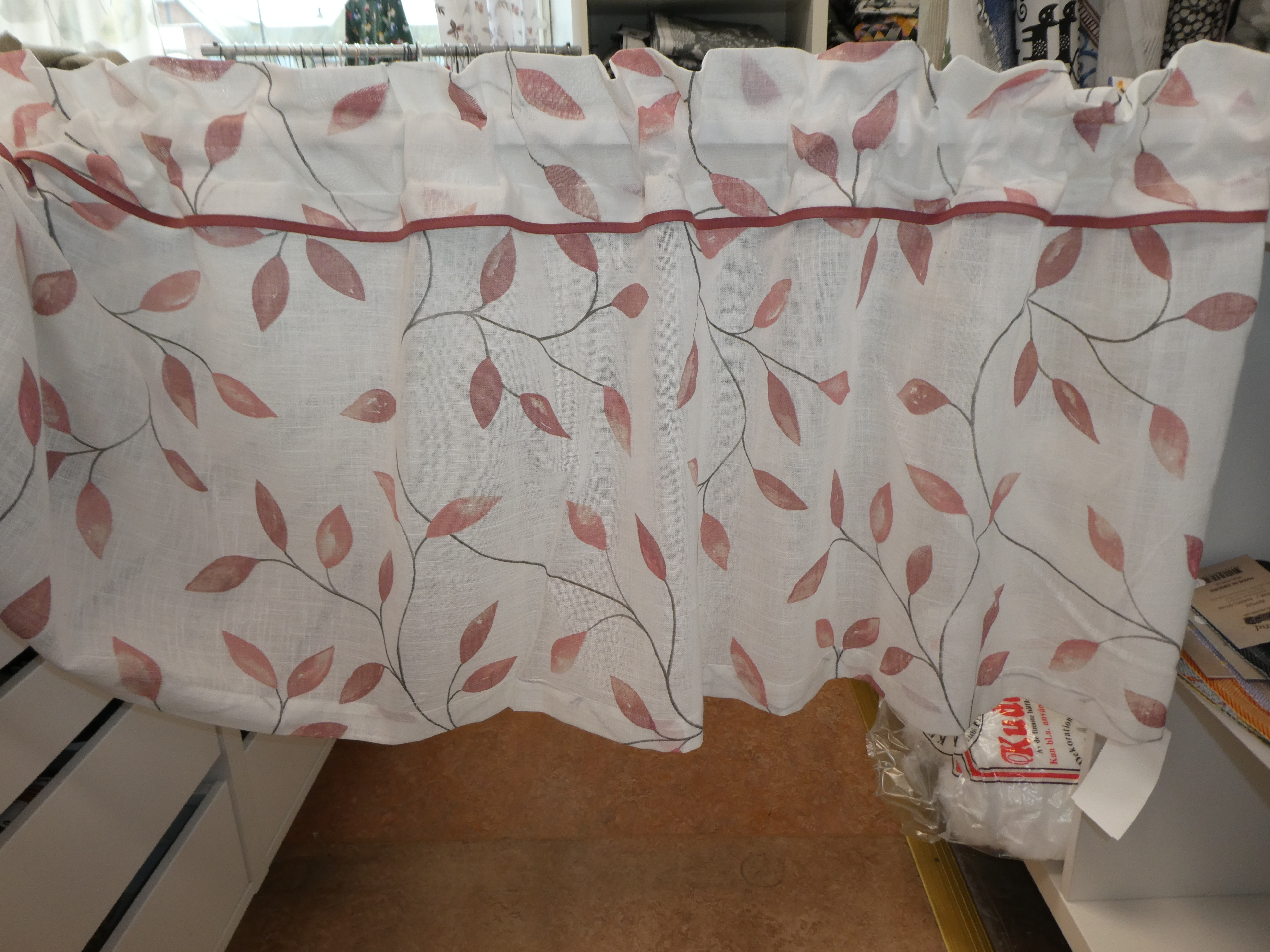 Abedul ljus botten med rosa löv