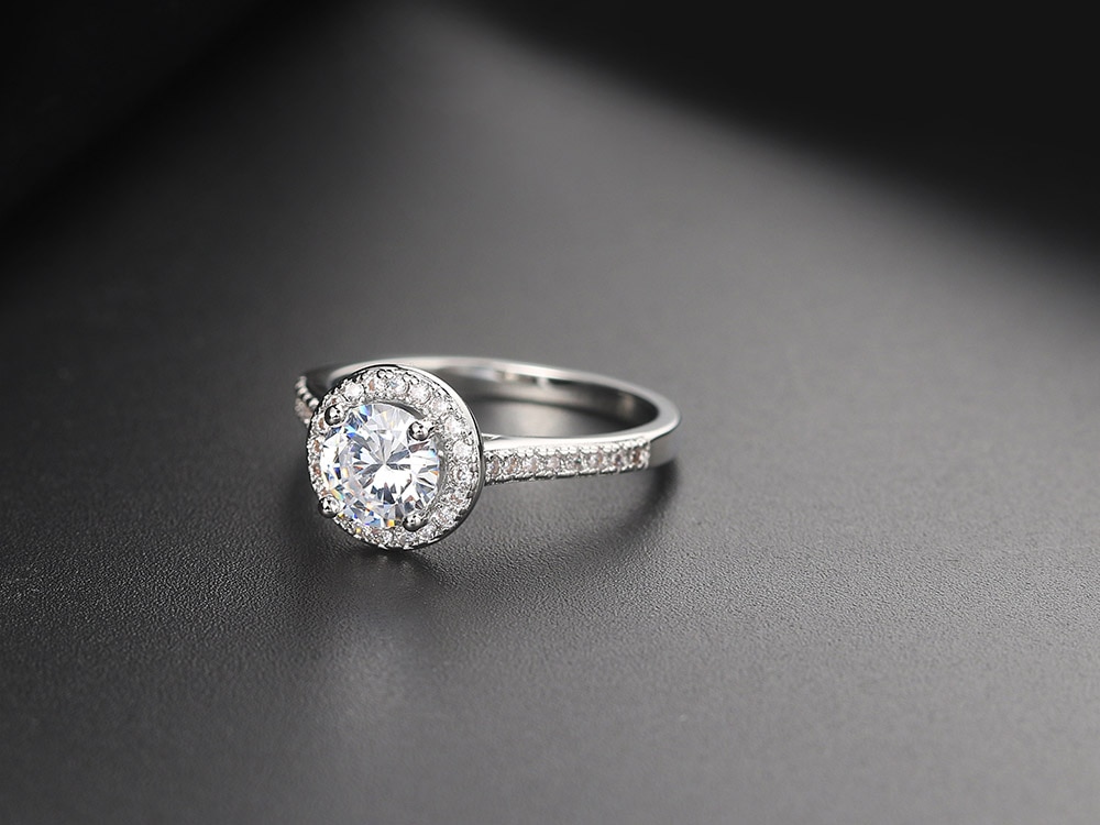 Ring med en stor Austrian Stellux Crystall och många små Cubic Zirconia samt i 925 Sterling Silverplätering - 3