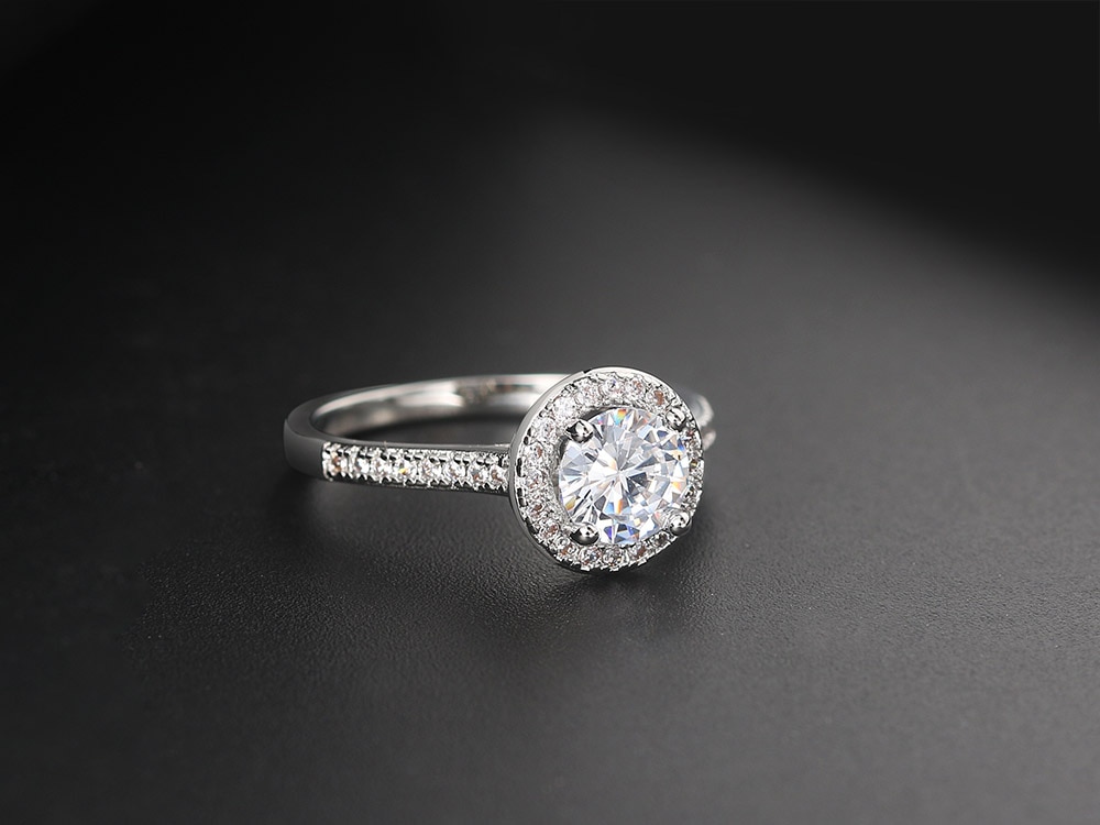 Ring med en stor Austrian Stellux Crystall och många små Cubic Zirconia samt i 925 Sterling Silverplätering - 4