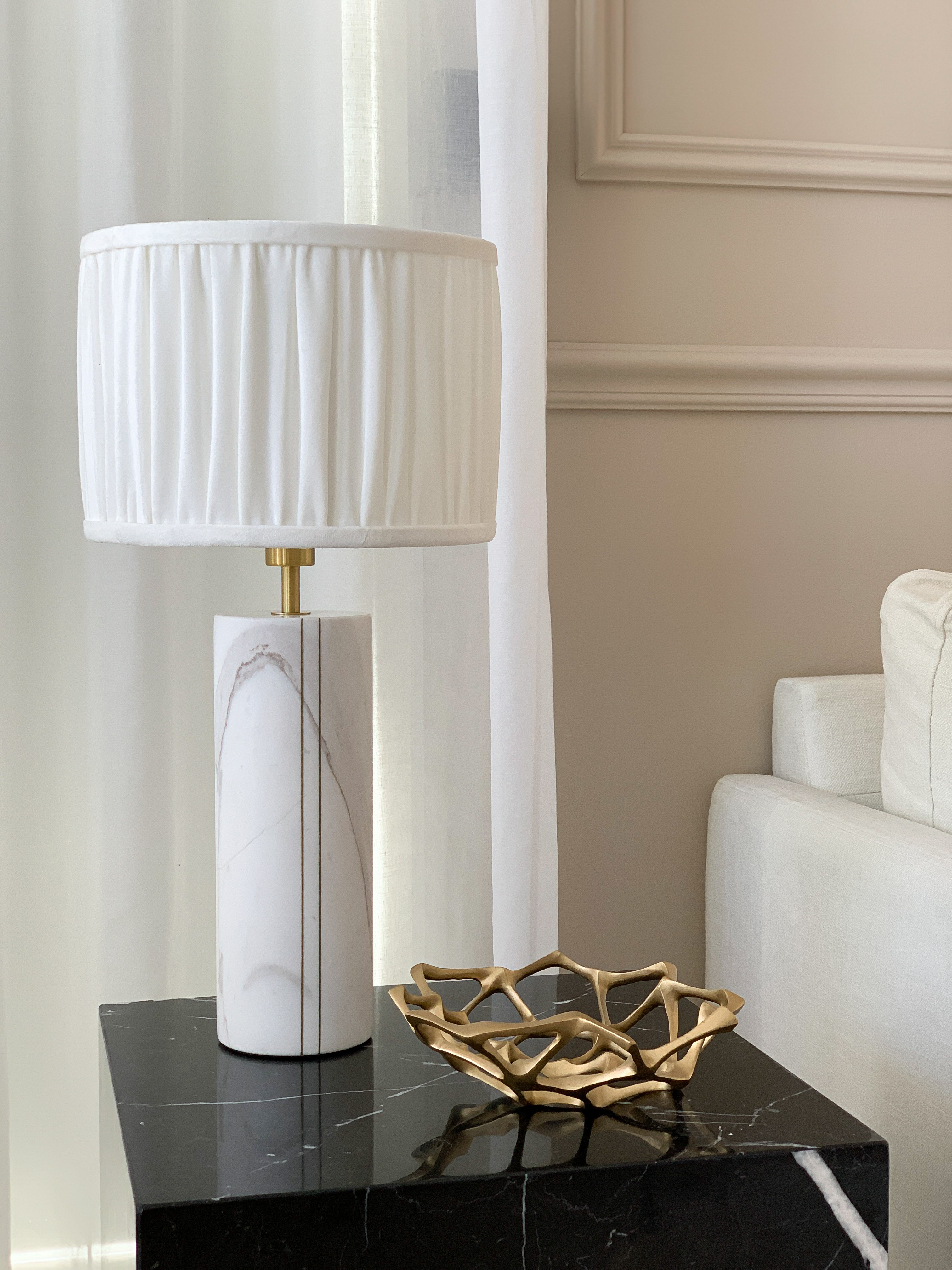 Vit-marmor-lampa-Vanessa-sammet-guld