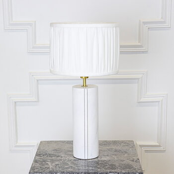 Vit-marmor-lampa-Vanessa-sammet-guld