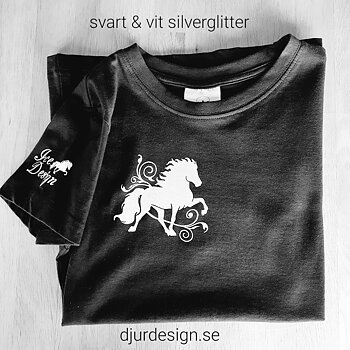 Nr 102 T-tröja dam Svart med tryck fram islandshäst & slinga i vitsilverglitter Dam 34 XS