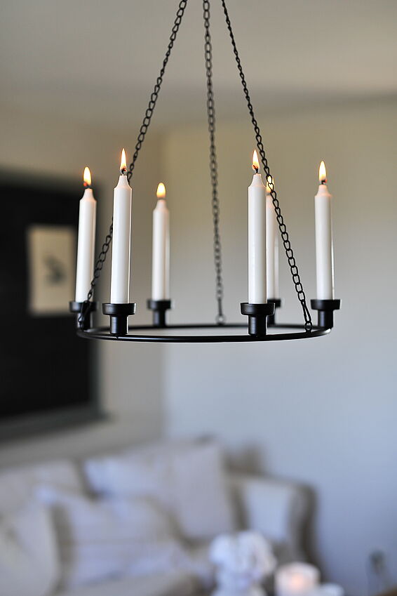 Ljuskrona i shabby chic stil med levande ljus
