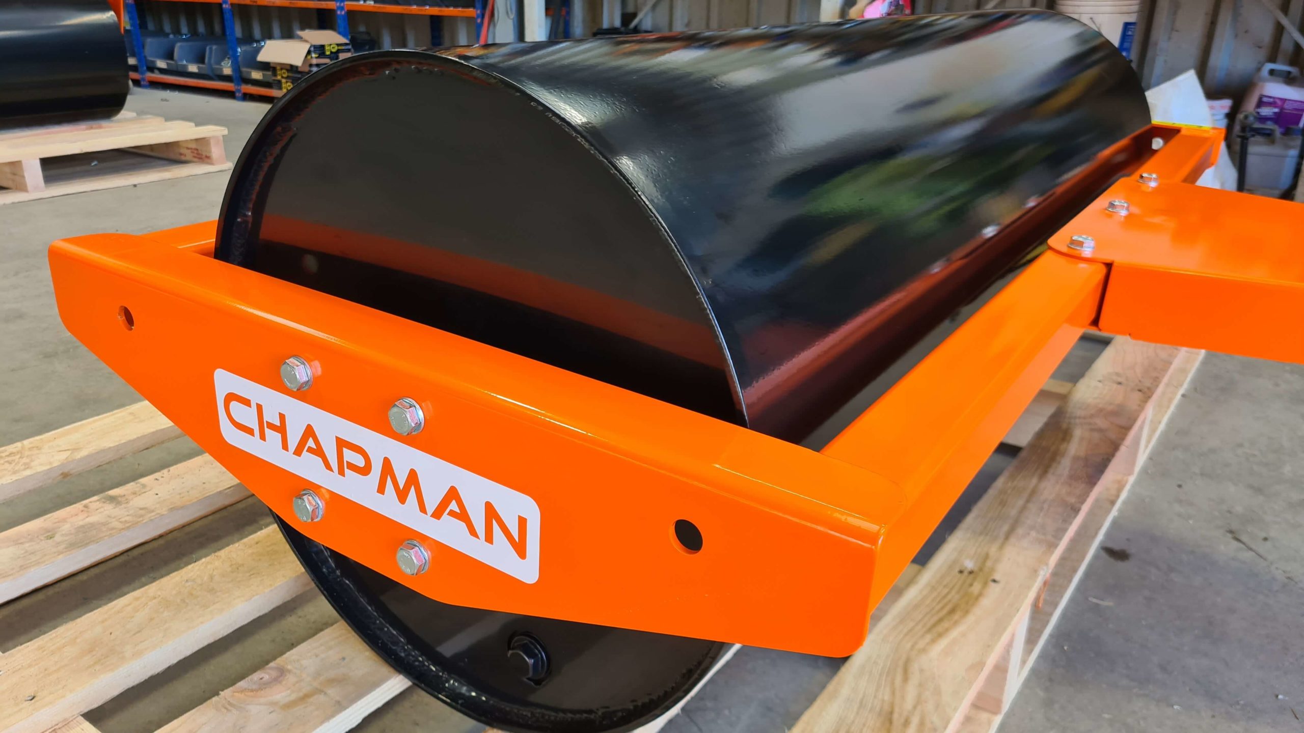 ATV-vält CHAPMAN FR150 sedd i vinkel med 1,5 m arbetsbredd