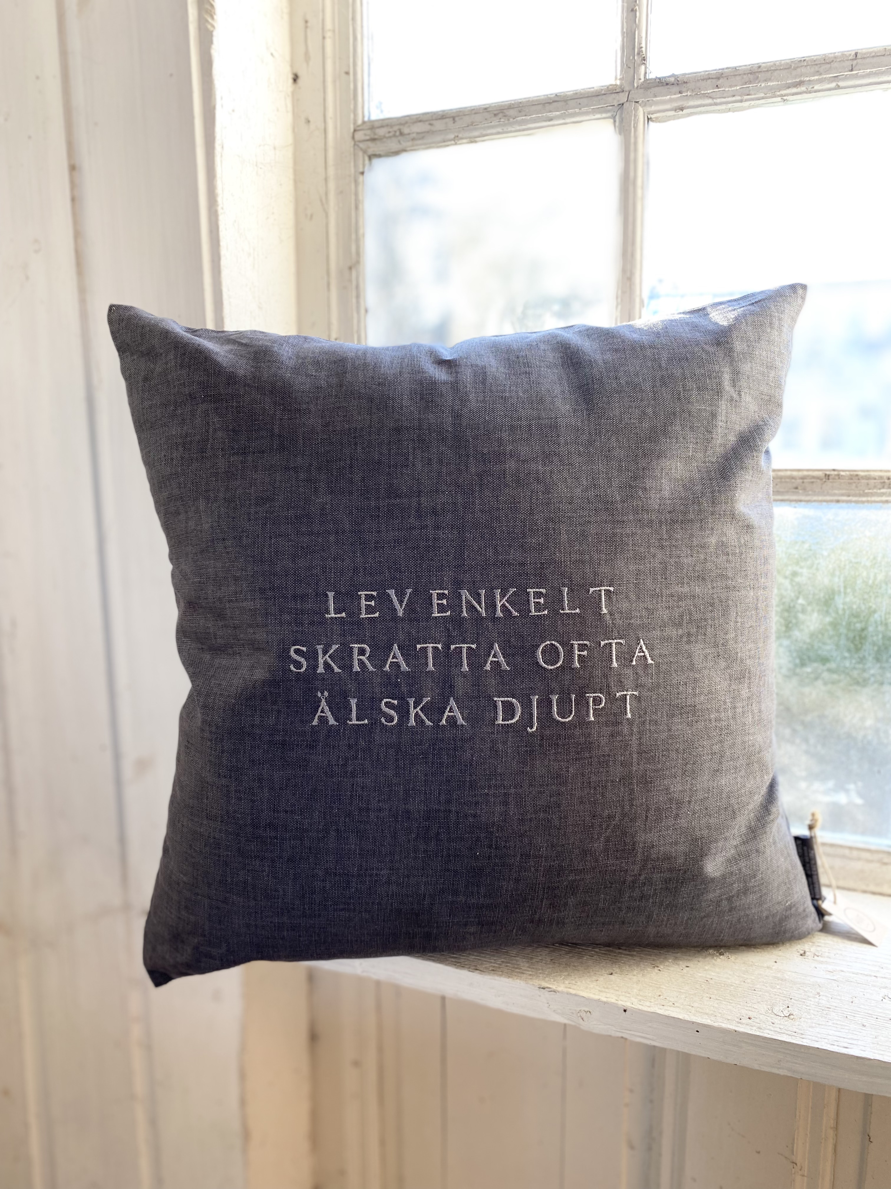 Kuddfodral "Lev enkelt Skratta ofta Älska djupt""