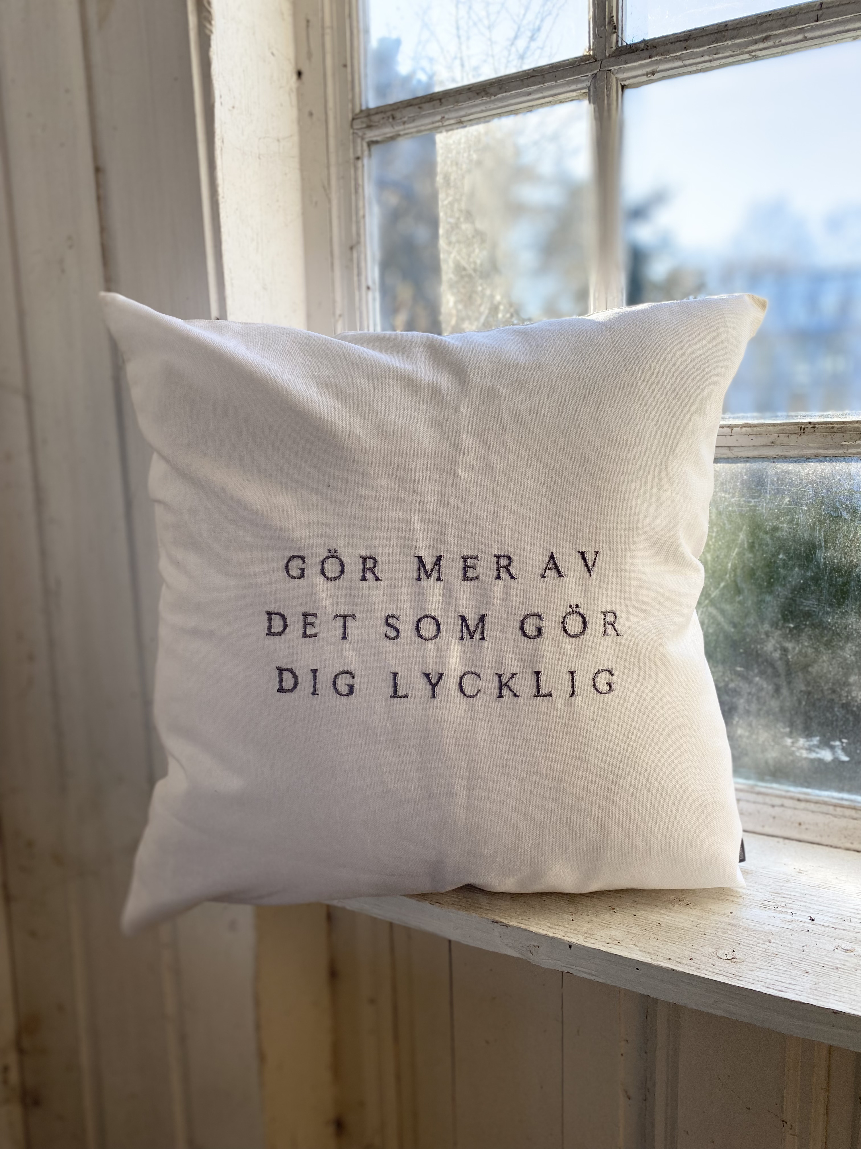 Kuddfodral " Gör mer av det som gör dig lycklig"