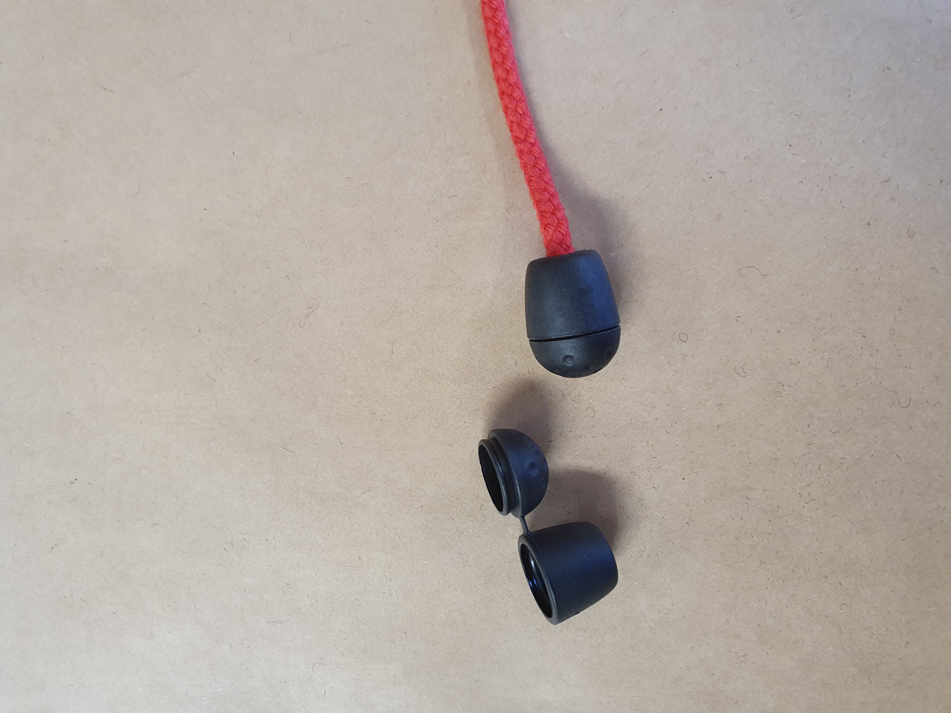 CE 3-5 Ändkona i plast fg Svart