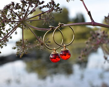 SVALÖ LINGONBERRY - earrings in gold plated silver 15 mm