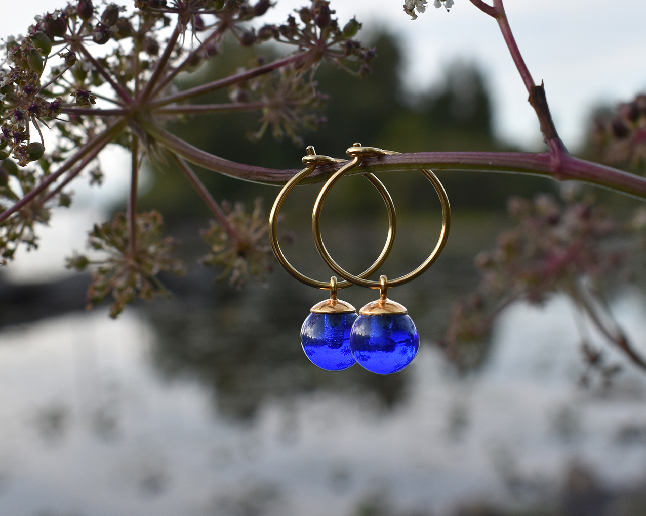 SVALÖ MIDNIGHT - blue earrings in gold plated silver 15 mm