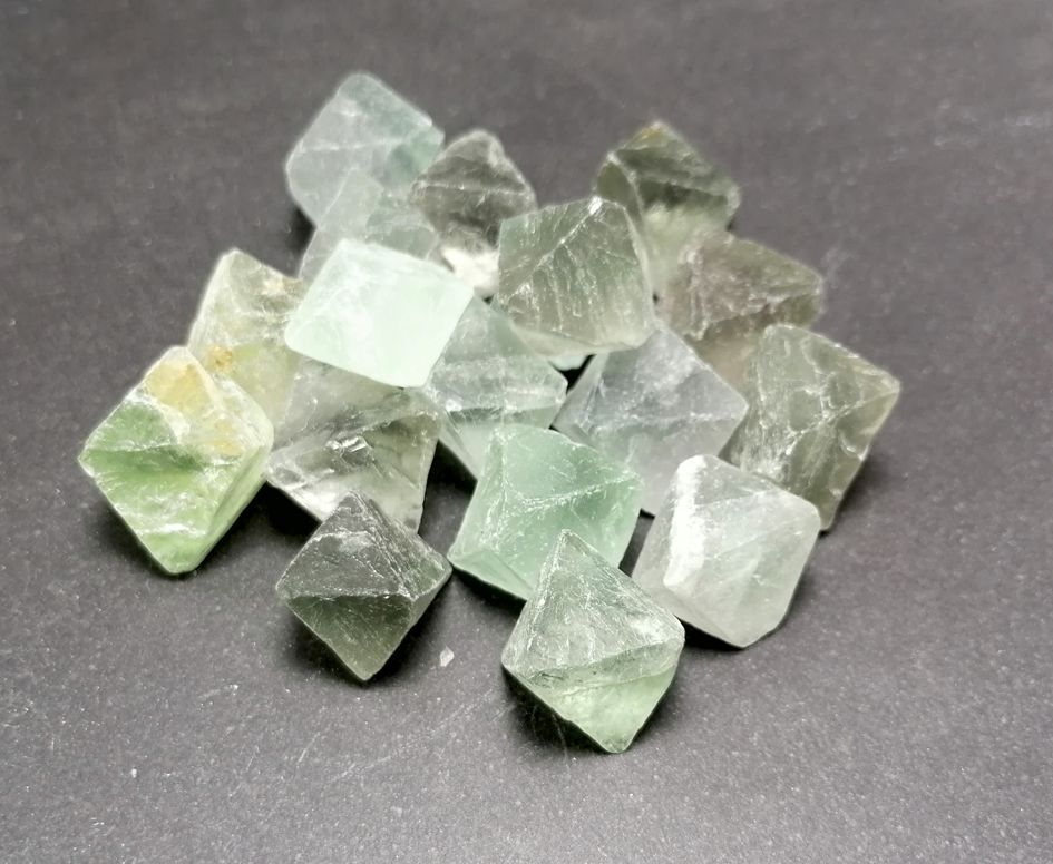 Fluorit (Flusspat), Ljus Gröna oktraeder  - 2