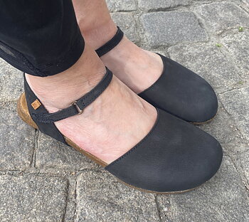 Sandaler med täckt tå från El Naturalista  i den sköna lästen  Wakataua, svart