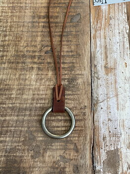 LÅNGT HALSBAND - LJUSBRUNT - LÄDER - METALLRING