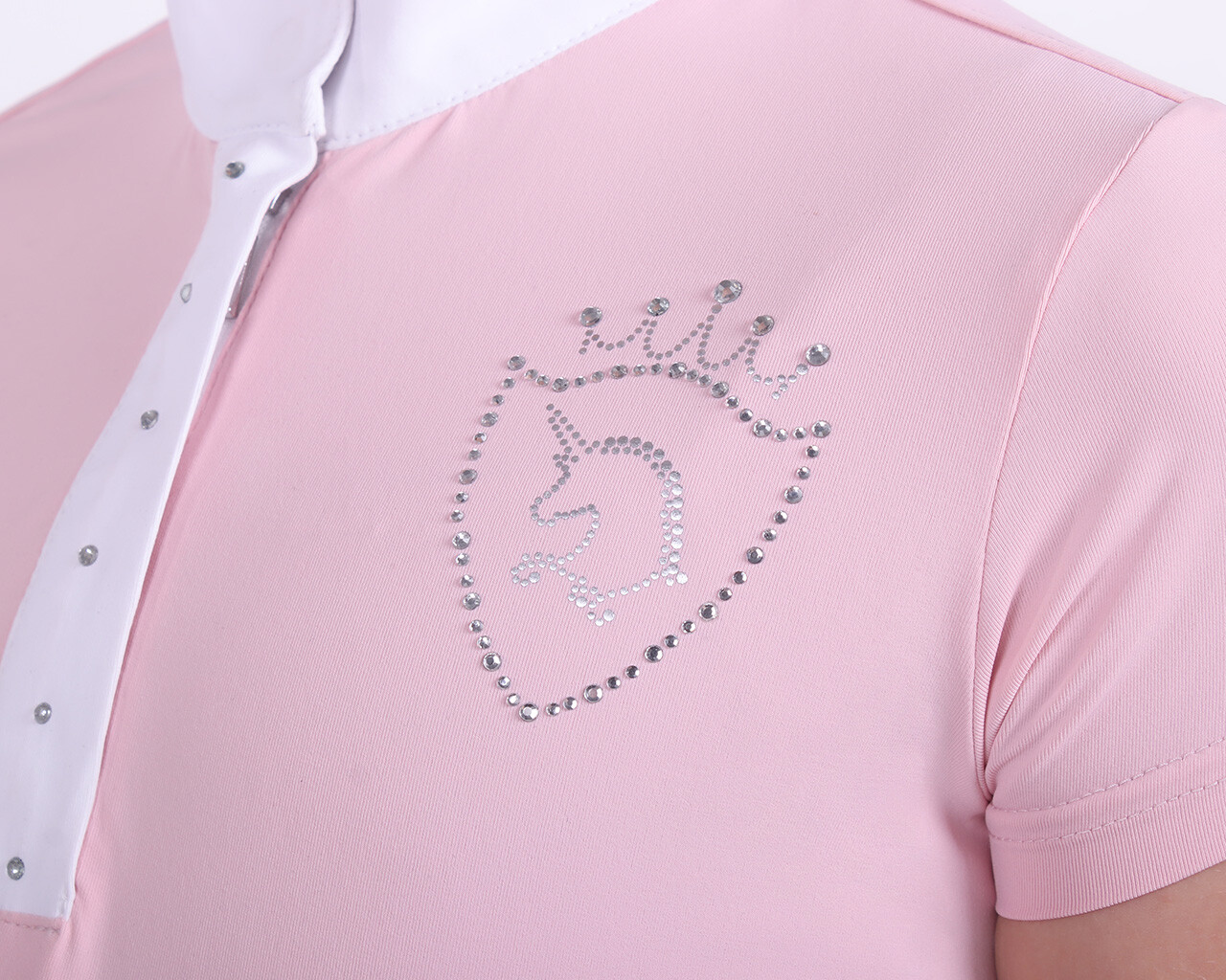 Tävlingstopp Femmie powder pink närbild emblem