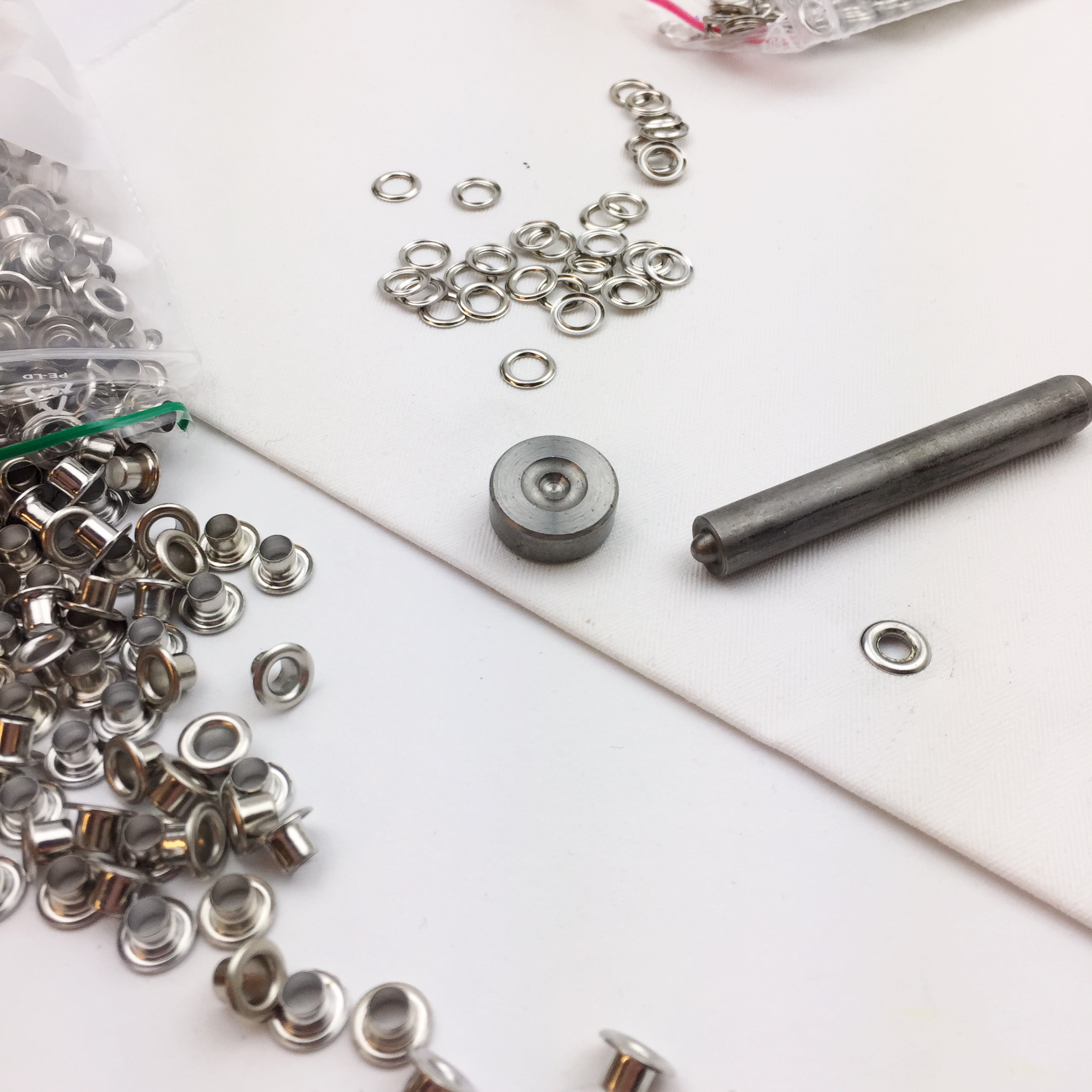 Application tool for eyelets