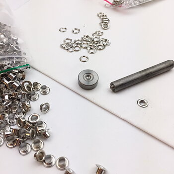 Application tool for eyelets