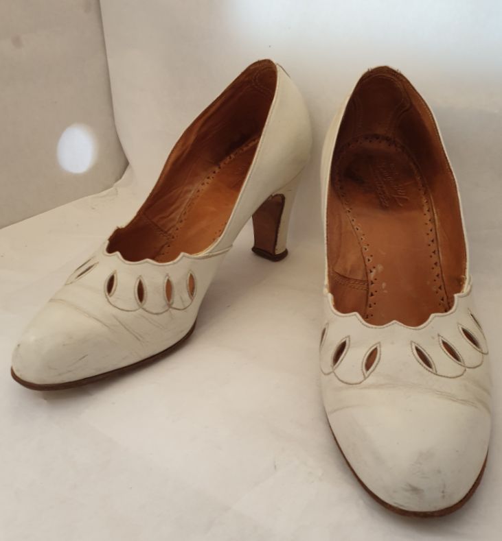 Pumps crèmefärgade genombrutet mönster strl 5 1/2, 1940-tal