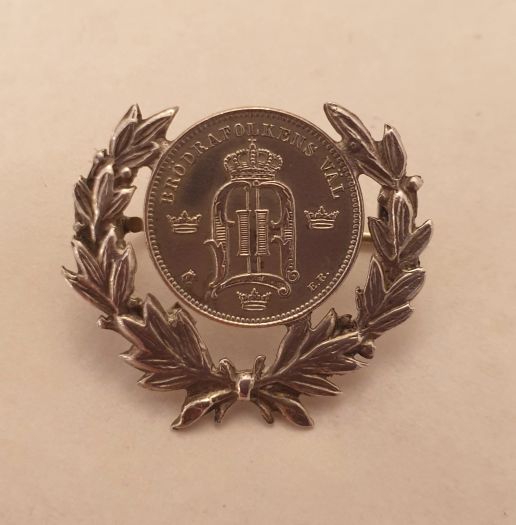 Brosch silver mynt "Brödrafolkens väl"