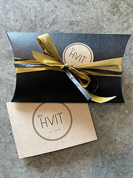 By HVIT Presentkort 2000 kr