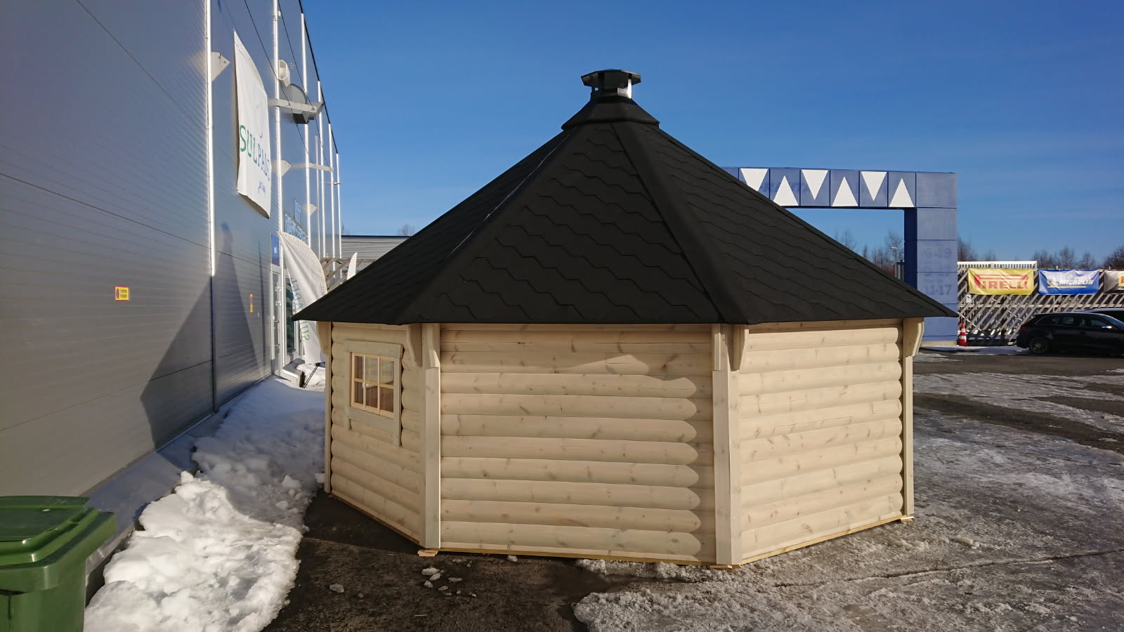 TUULENSUOJA 15  Puolipyöreästä hirrestä - 2