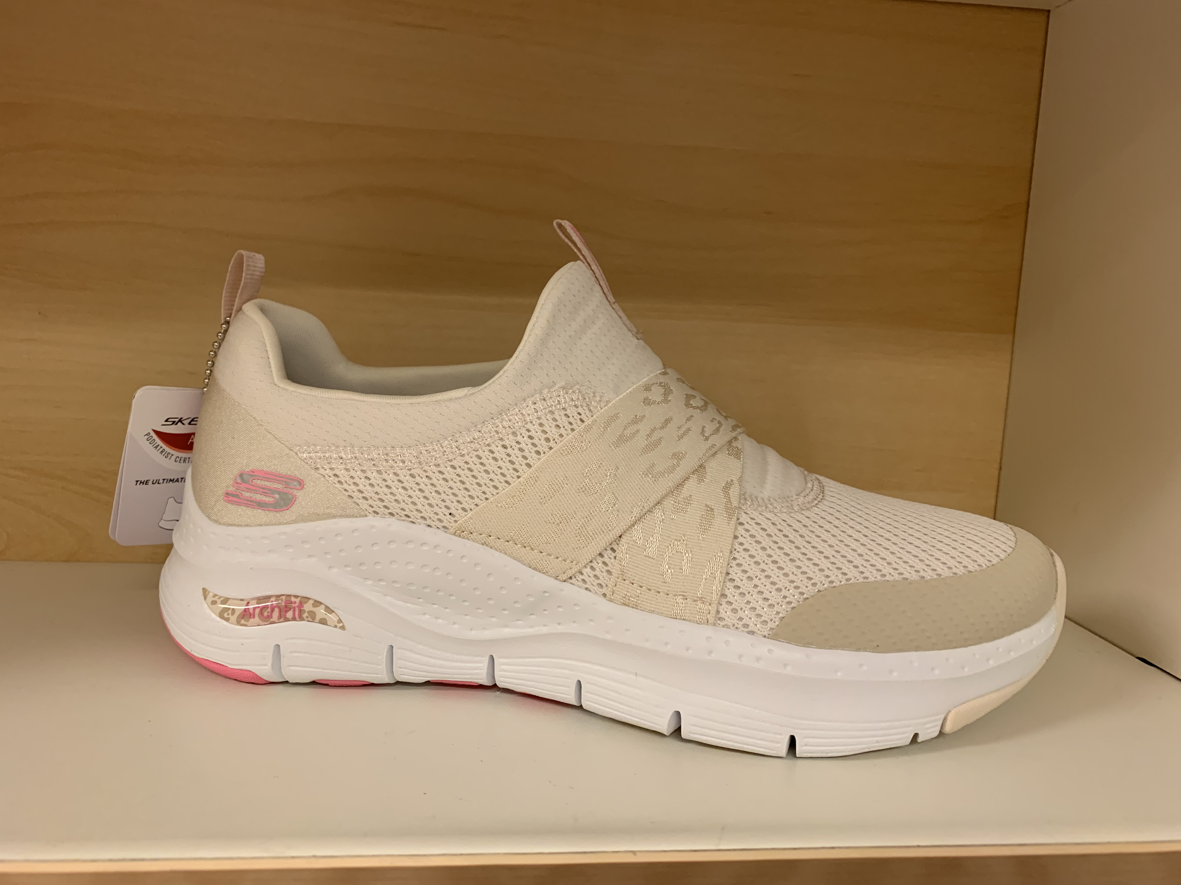 SKECHERS  Womens Arch  Natur/Pink. Uppbygd i hålfoten. Kan tvättas i maskin (som dom flesta Skechers) Vegan.