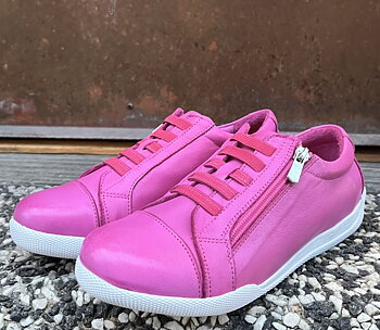 Sneakers från  Charlotte of Sweden med resår och blixtlås, fuchsia