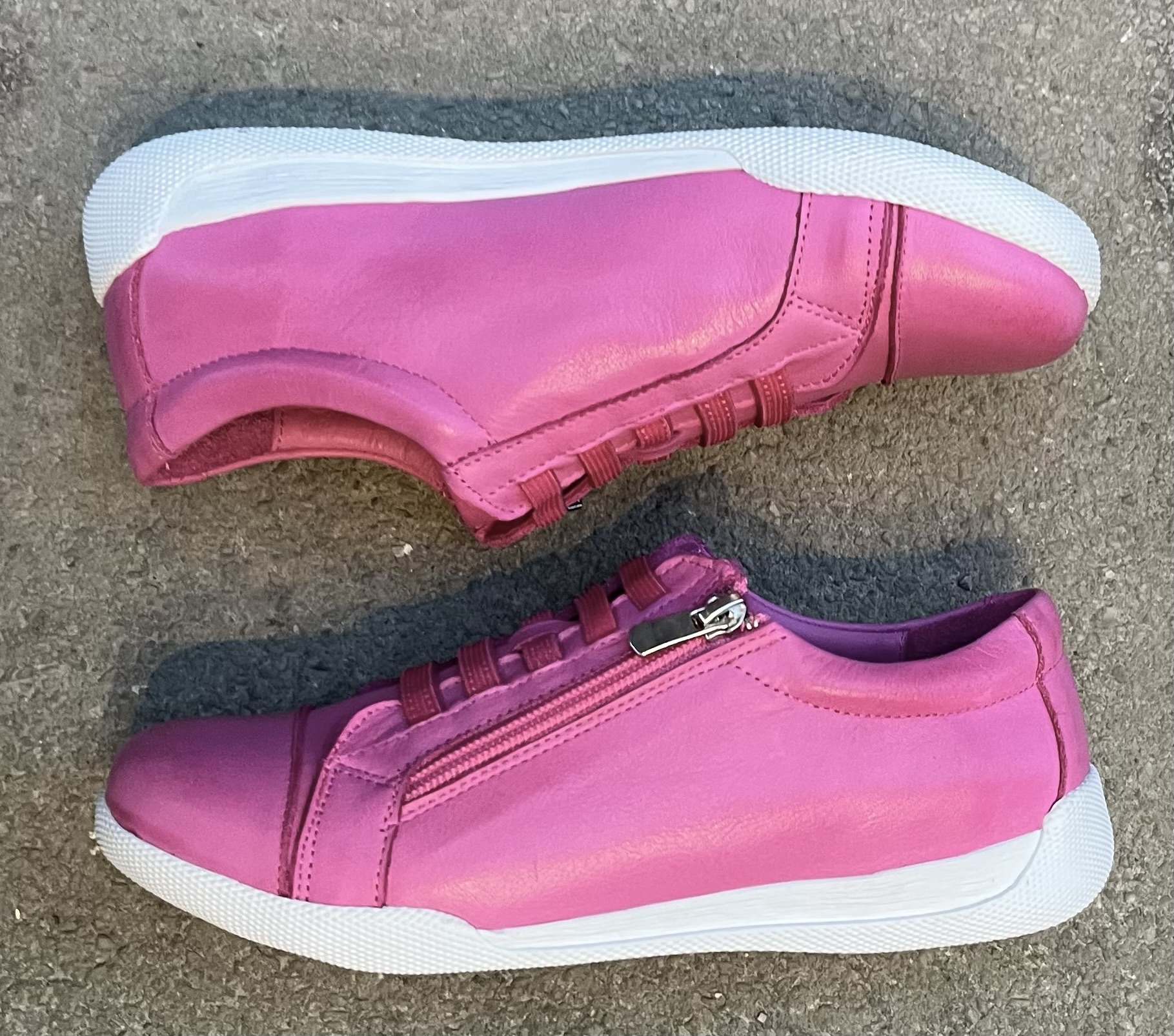 Sneakers från  Charlotte of Sweden med resår och blixtlås, fuchsia - 2