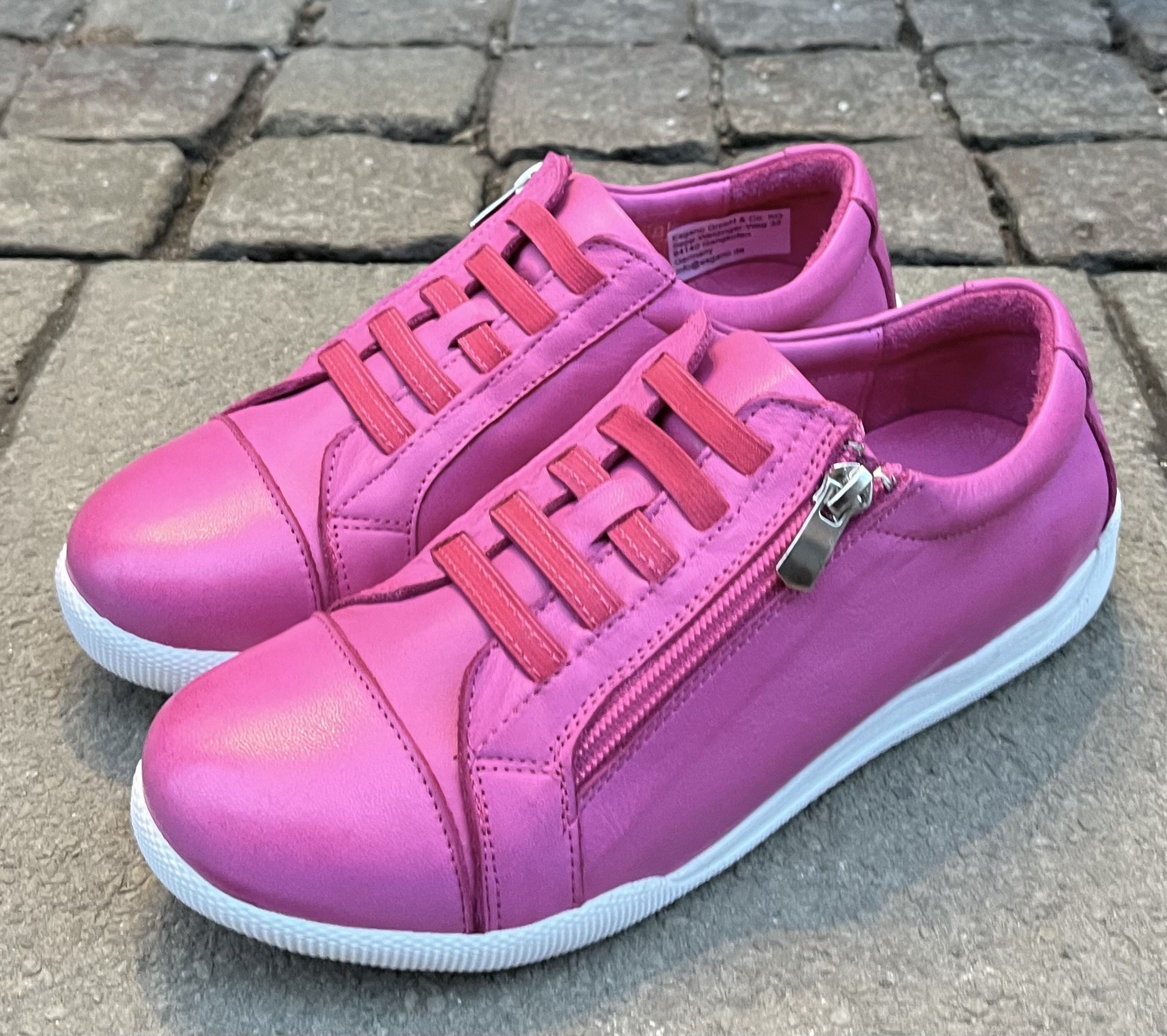 Sneakers från  Charlotte of Sweden med resår och blixtlås, fuchsia - 3