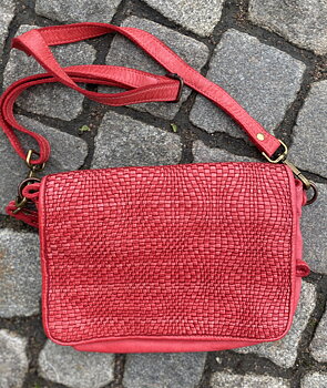 Väska i tvättat skinn från La Via Firenze,  25x6x18 cm, röd