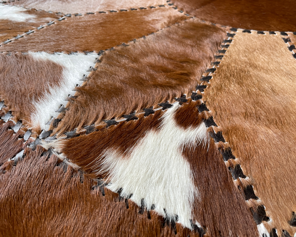 Brown and white round cowhide rug Ø 130 cm EtnoDesign.se