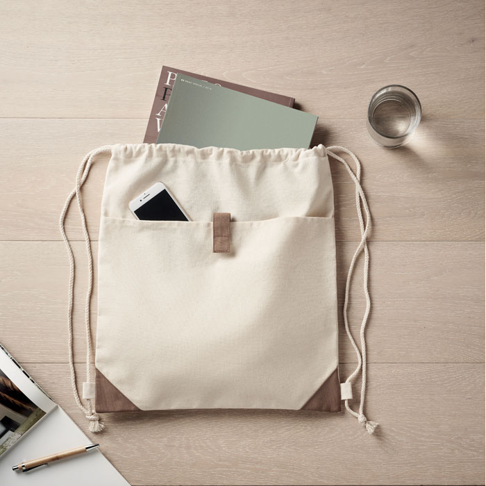 Beige taske med bog og mobiltelefon