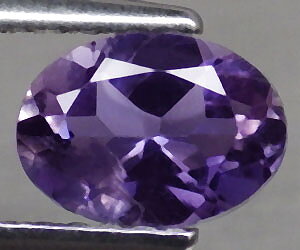 Piedra preciosa de iolita natural ovalada de 0,68 ct muy hermosa de 7x5 mm apta para la curación