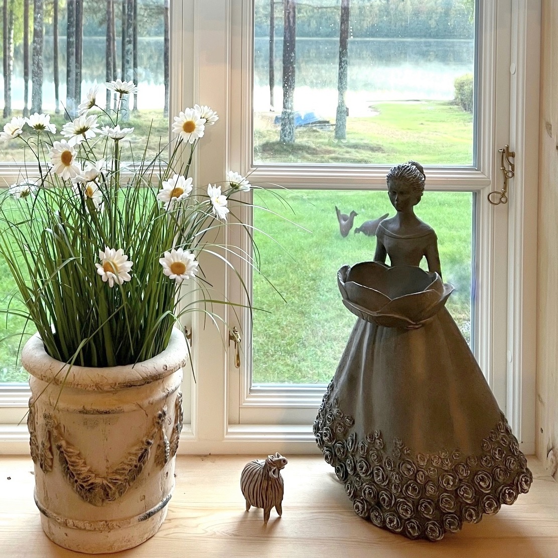 Trädgårdsdam med fågelbad stor staty Romantisk kvinna med näckros skål Art deco shabby chic lantlig stil Gårdsromantik